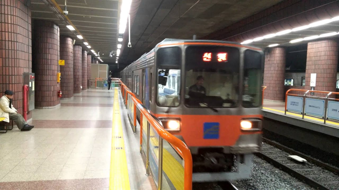 노포역에 들어오는 부산지하철 1호선 열차 - Busan Subway Line 1