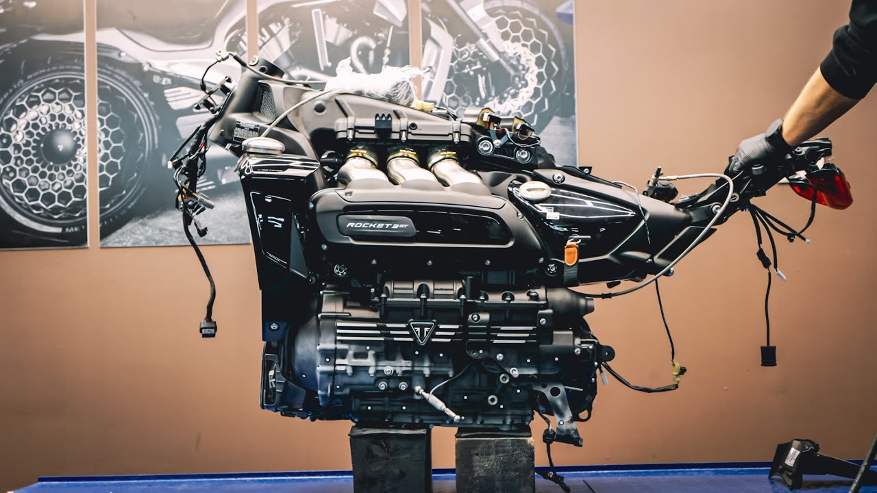 Первая деталь на Triumph Rocket 3