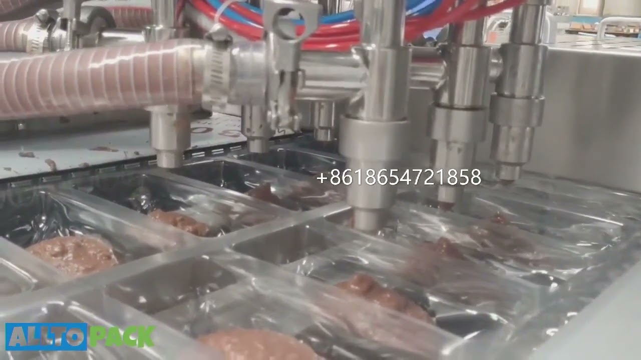 Thermoforming vacuum packaging machine with automatic filling device for vacuum packaging of sauces
