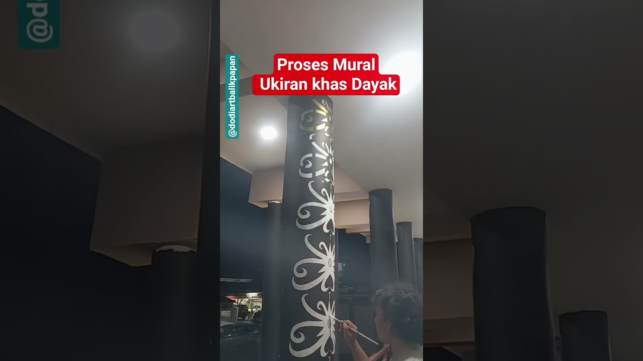 Mural Pilar motif ukiran Dayak 