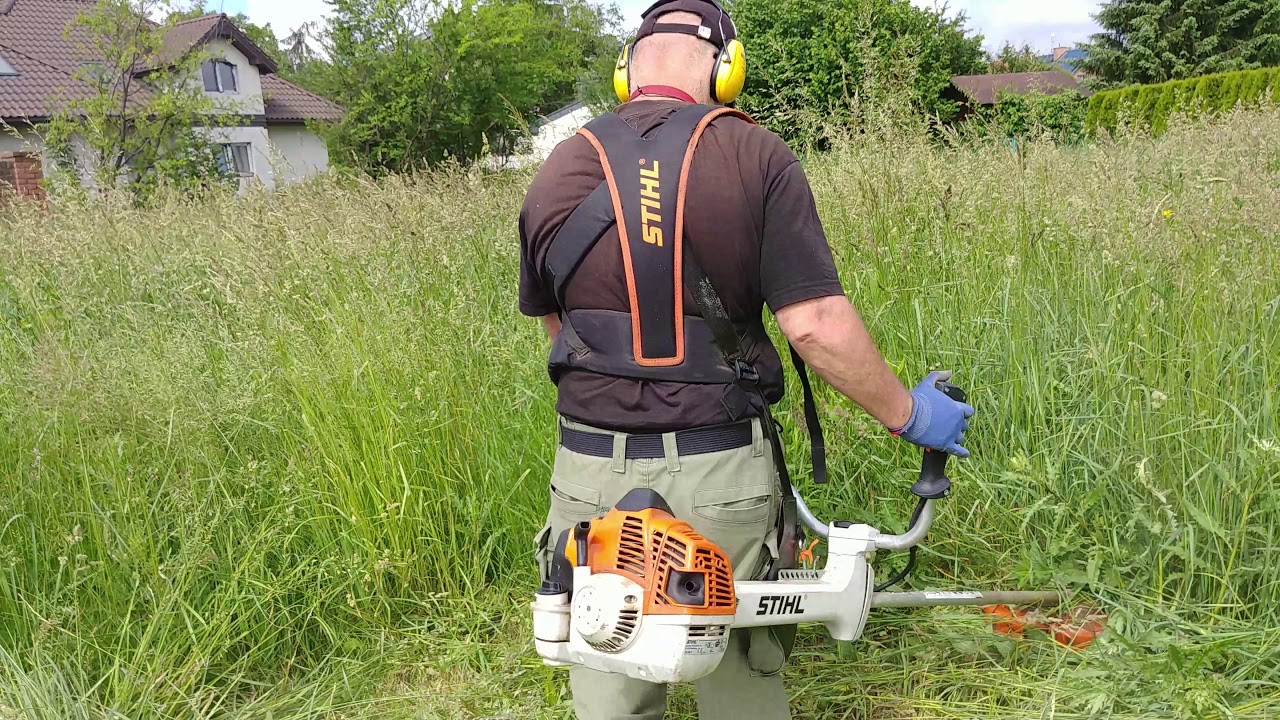 Koszenie wysokiej trawy kosą spalinową