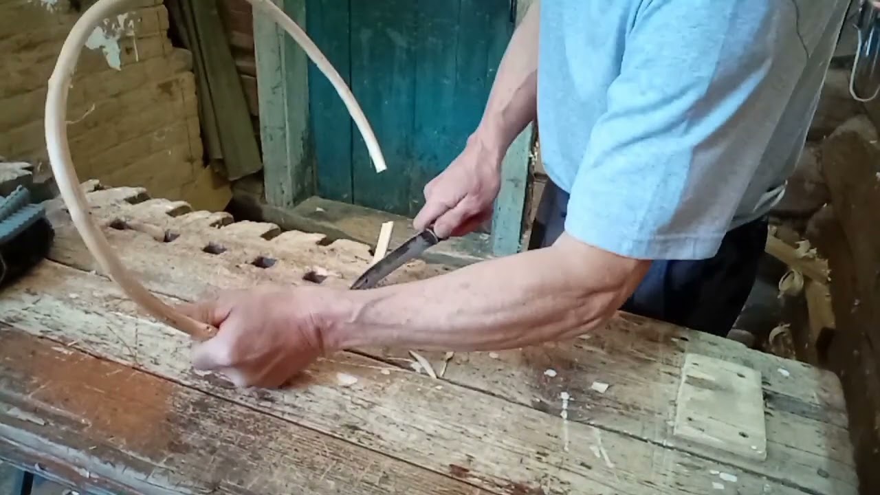 Замок на деревянном обруче.
