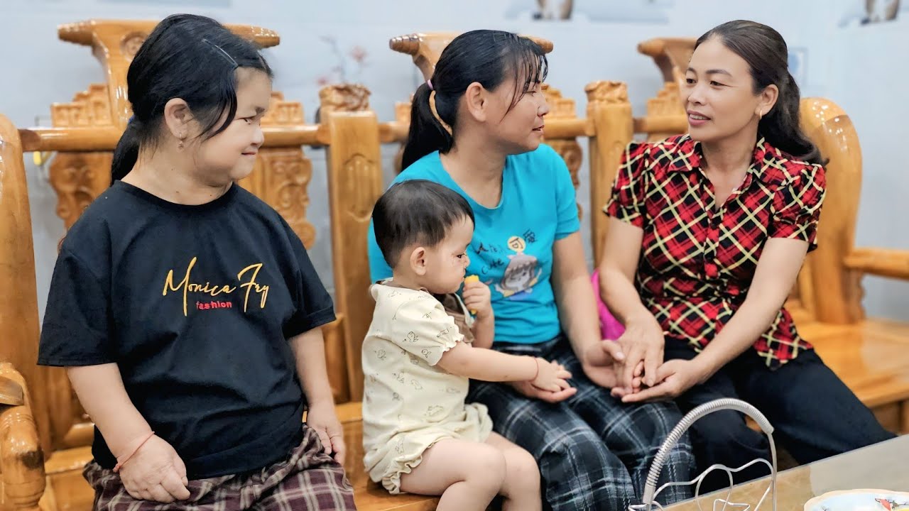 Chu's mother was very happy when Thu brought Ten and Chip to her house for dinner.