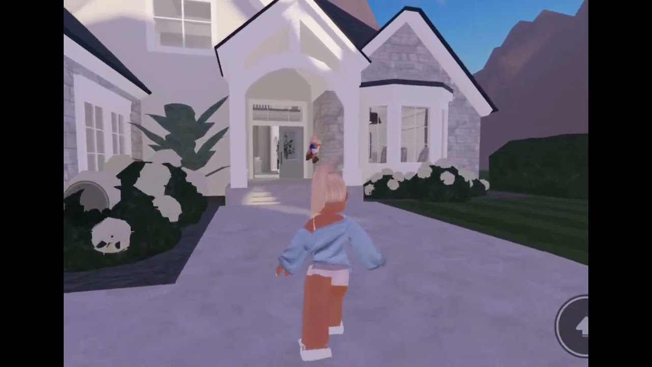 MOVING DAY!!!! Get ready to move with us in Berry Ave Roblox