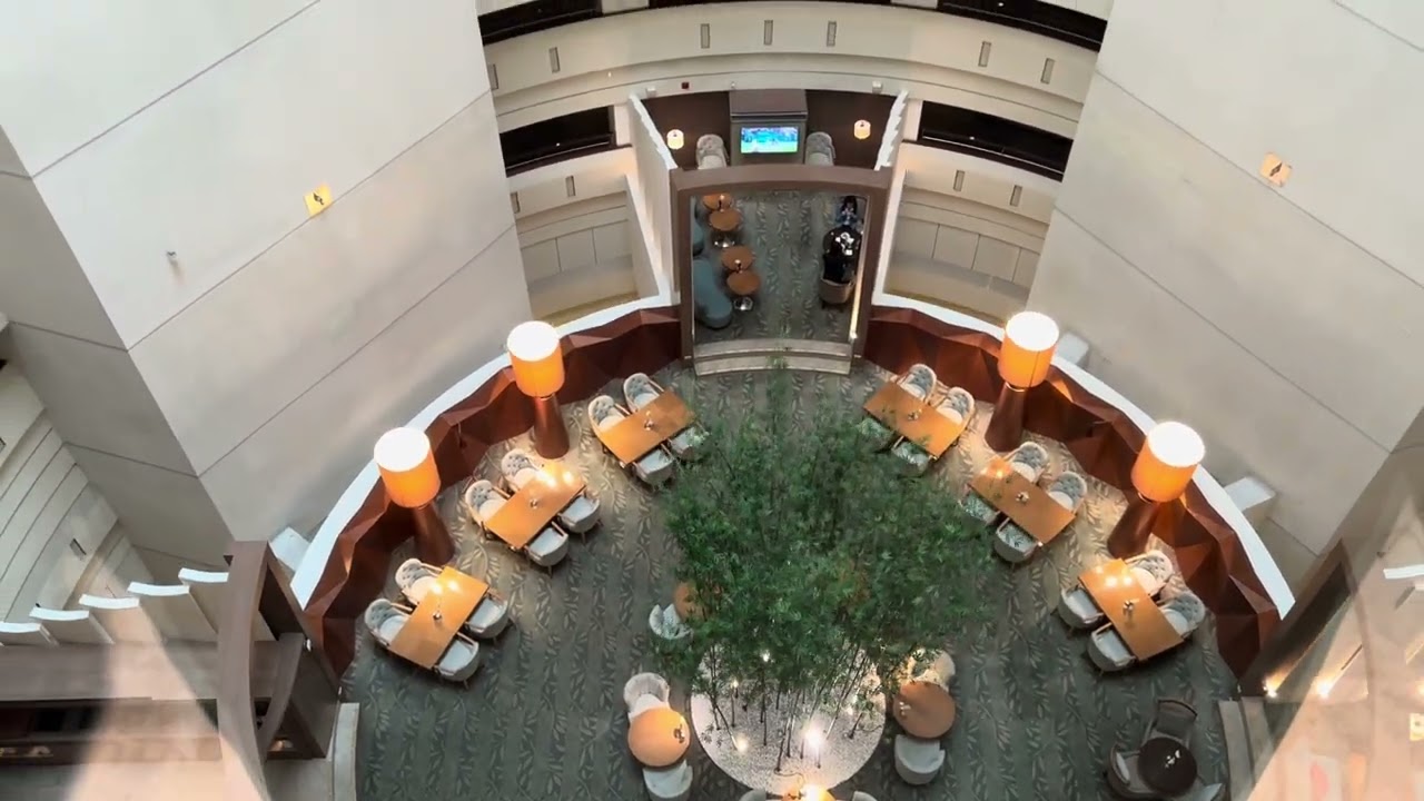 台南香格里拉電梯1～38F快速（左）The elevator at the Shangri-La Hotel in Tainan, Taiwan, runs from floors 1 to 38 L