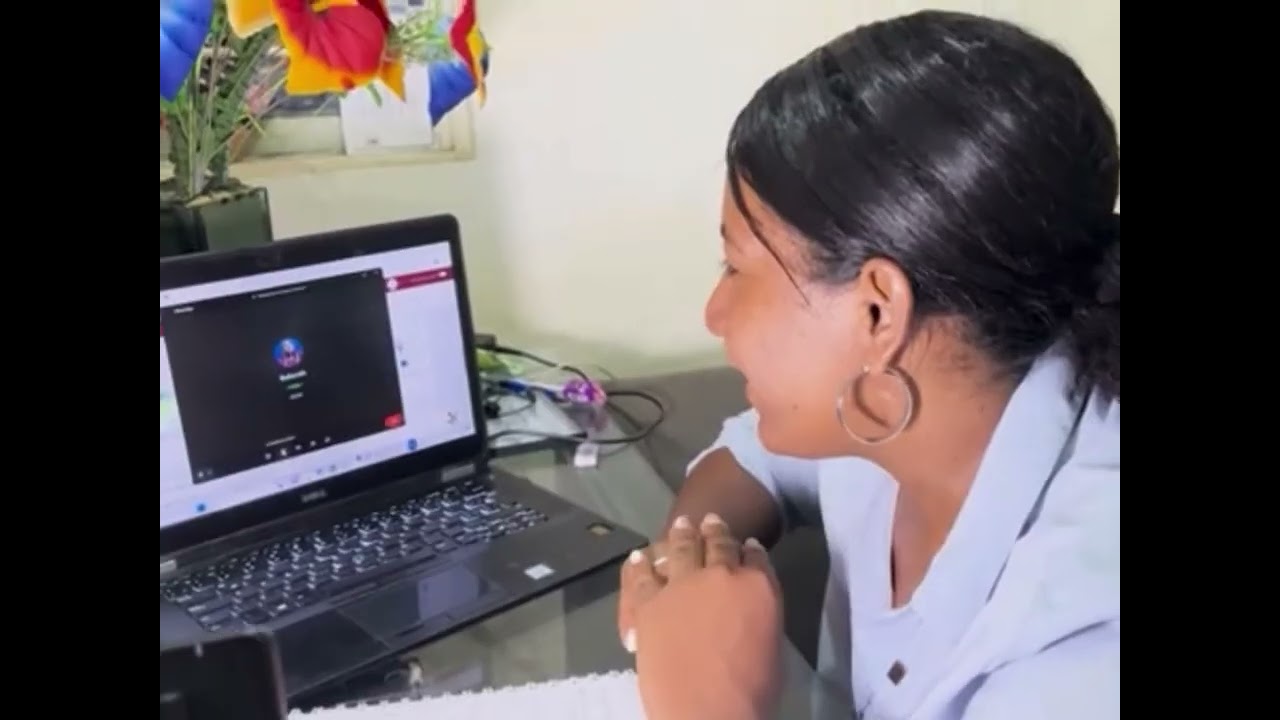 Dos pantallas, un mundo: así navega Colombia frente al planeta digital 