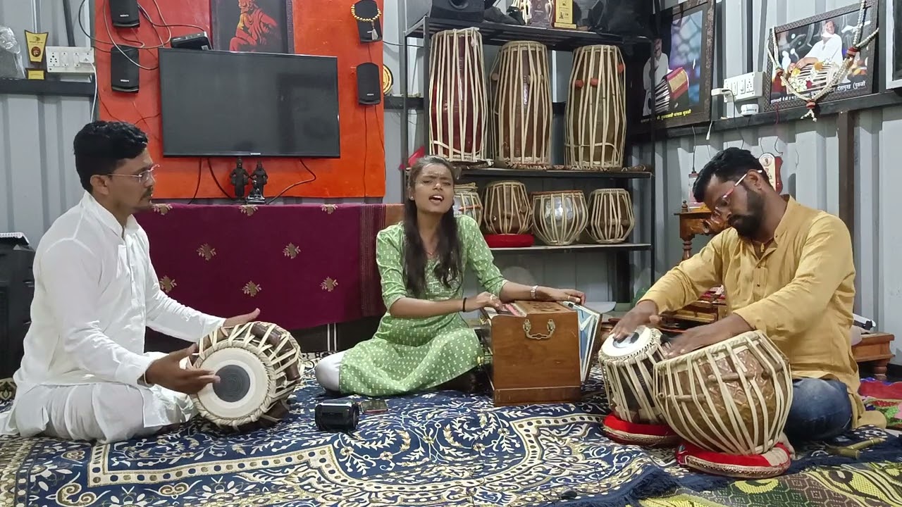 जात्याच्या मुखी घालिते मोत्याचे दाणे |तुझ्या कृपेने मला विठ्ला काही नाही उणे ||