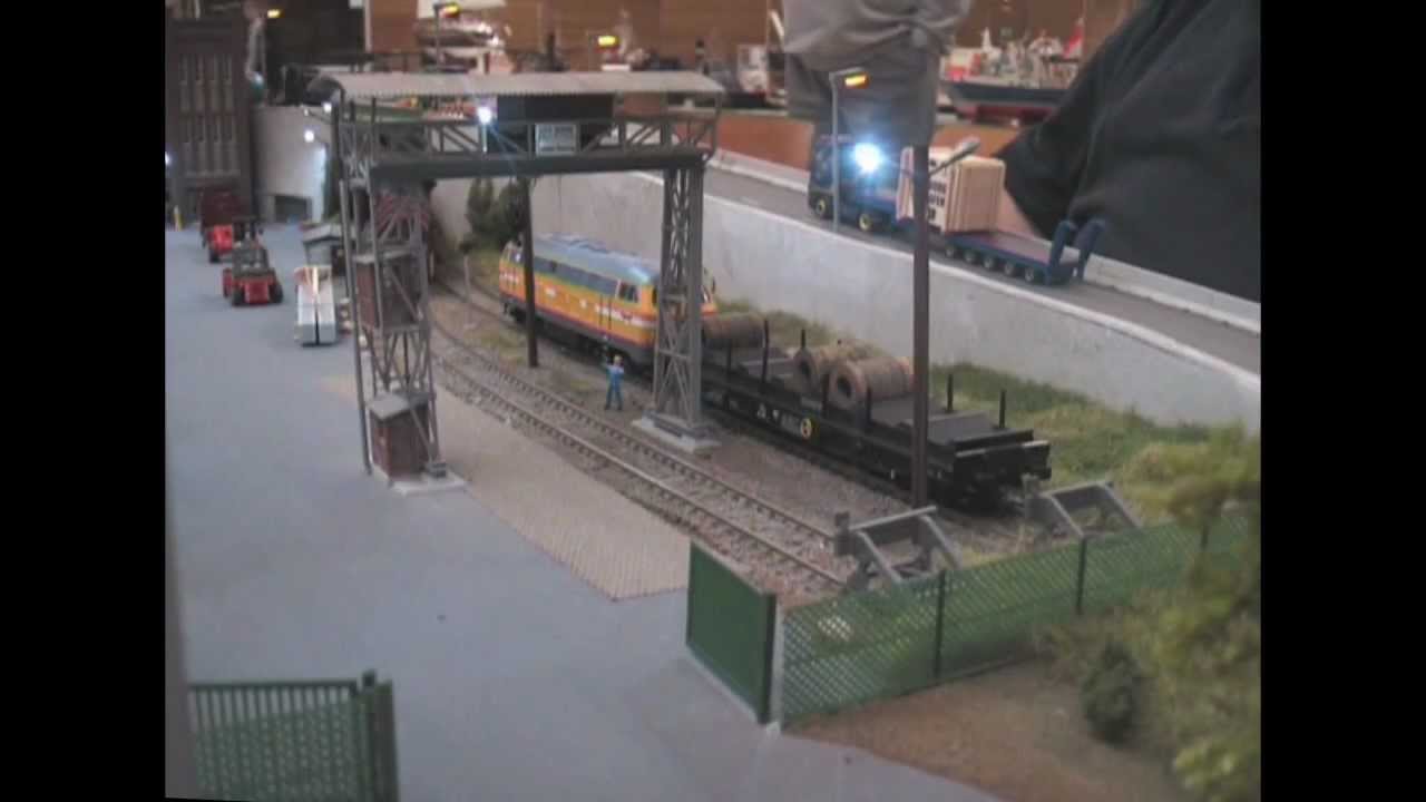 Verladearbeiten im Güterbahnhof im Maßstab 1:87