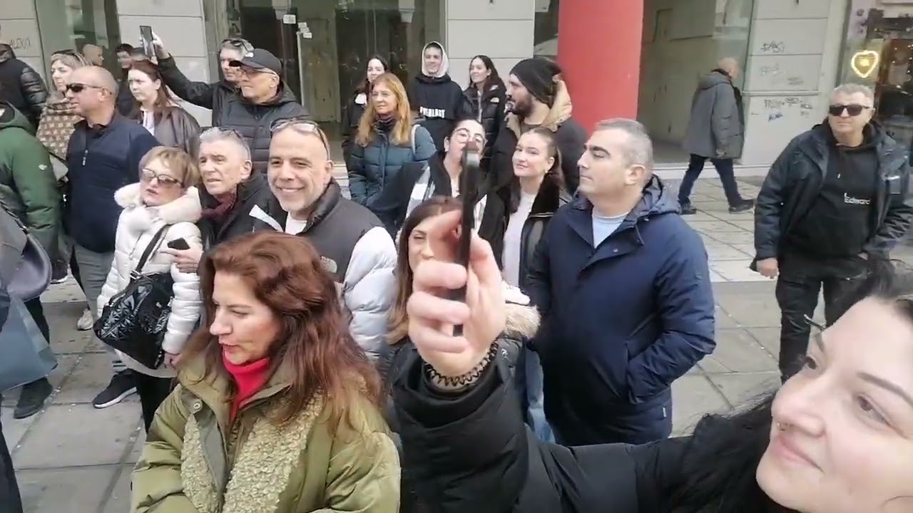 Μουσική παρέα-θεσμός λέει τα κάλαντα στην Αριστοτέλους - Τούτη η συνήθεια δεν ξεθωριάζει(20/12/25) Γ