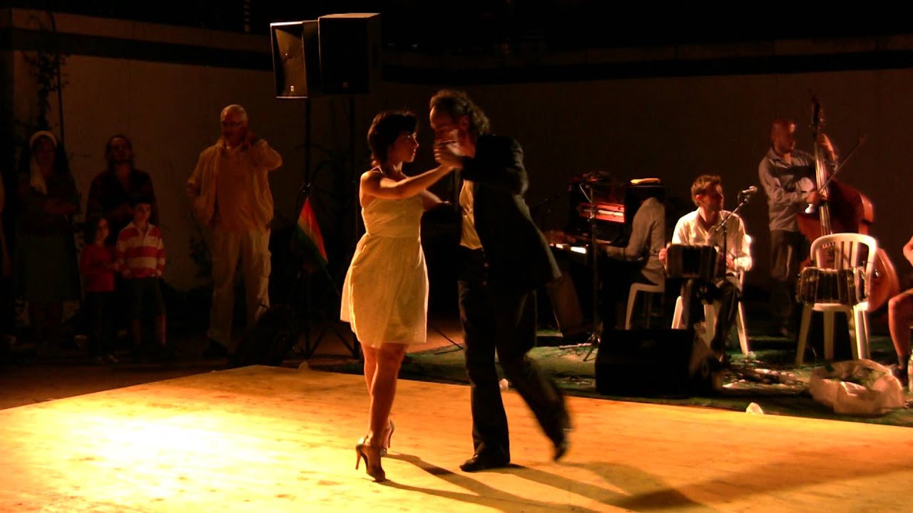 Moira et Fabrizio dansent sur le tango Falta que me hacès