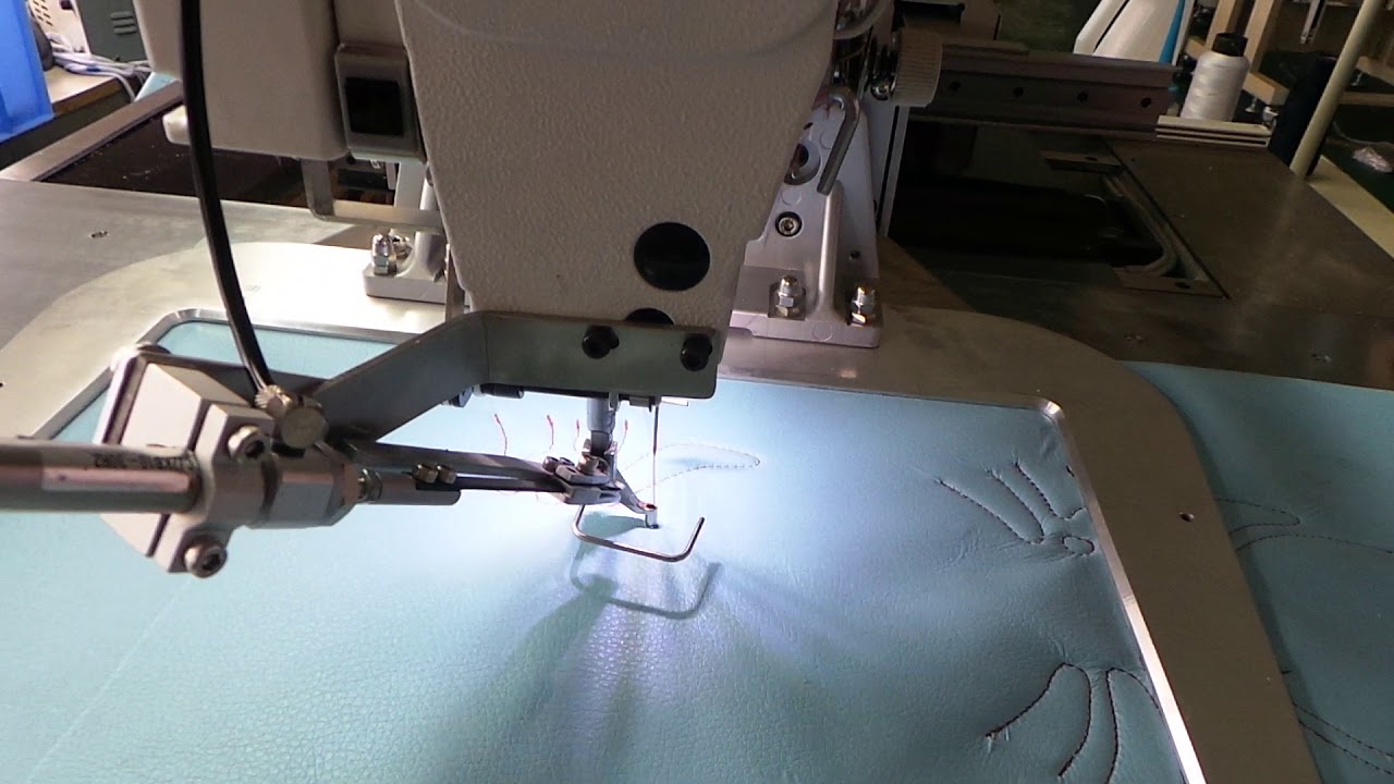 Automatic sewing machine with the thread catcher