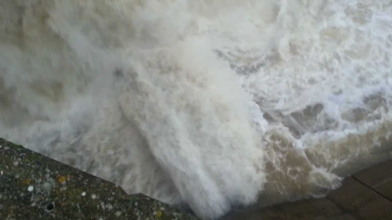 Presa Rumblar desembalsando agua (Baños)