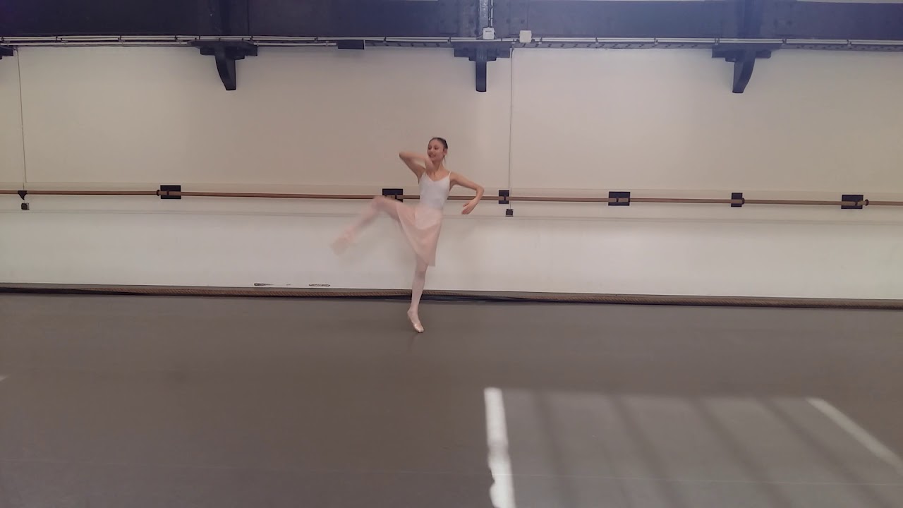 Alycia à l'exercice de pirouettes