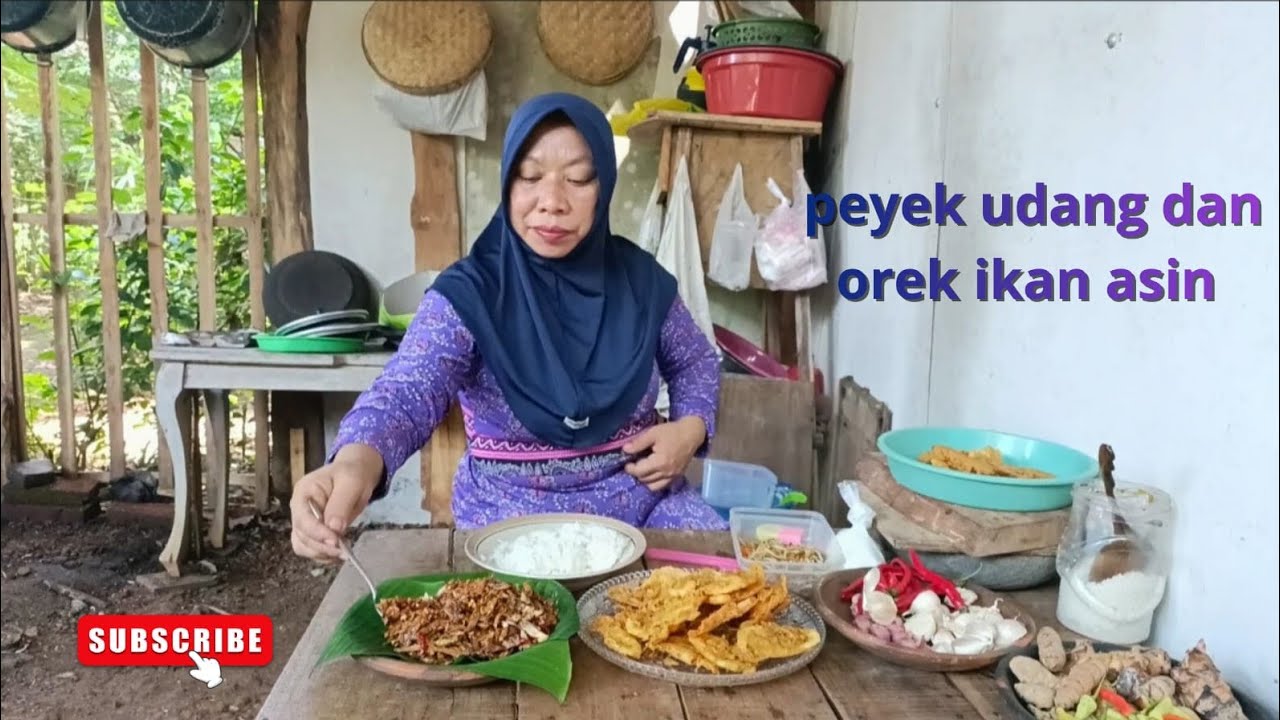 Peyek udang dan orek ikan asin (masakan ala pedesaan)