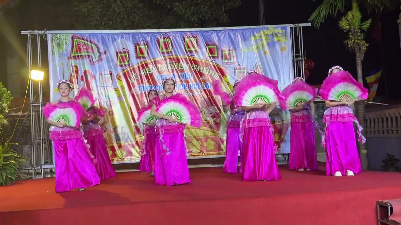 XUÂN ĐẸP LÀM SAO. đội múa thôn HUỆ LAI.