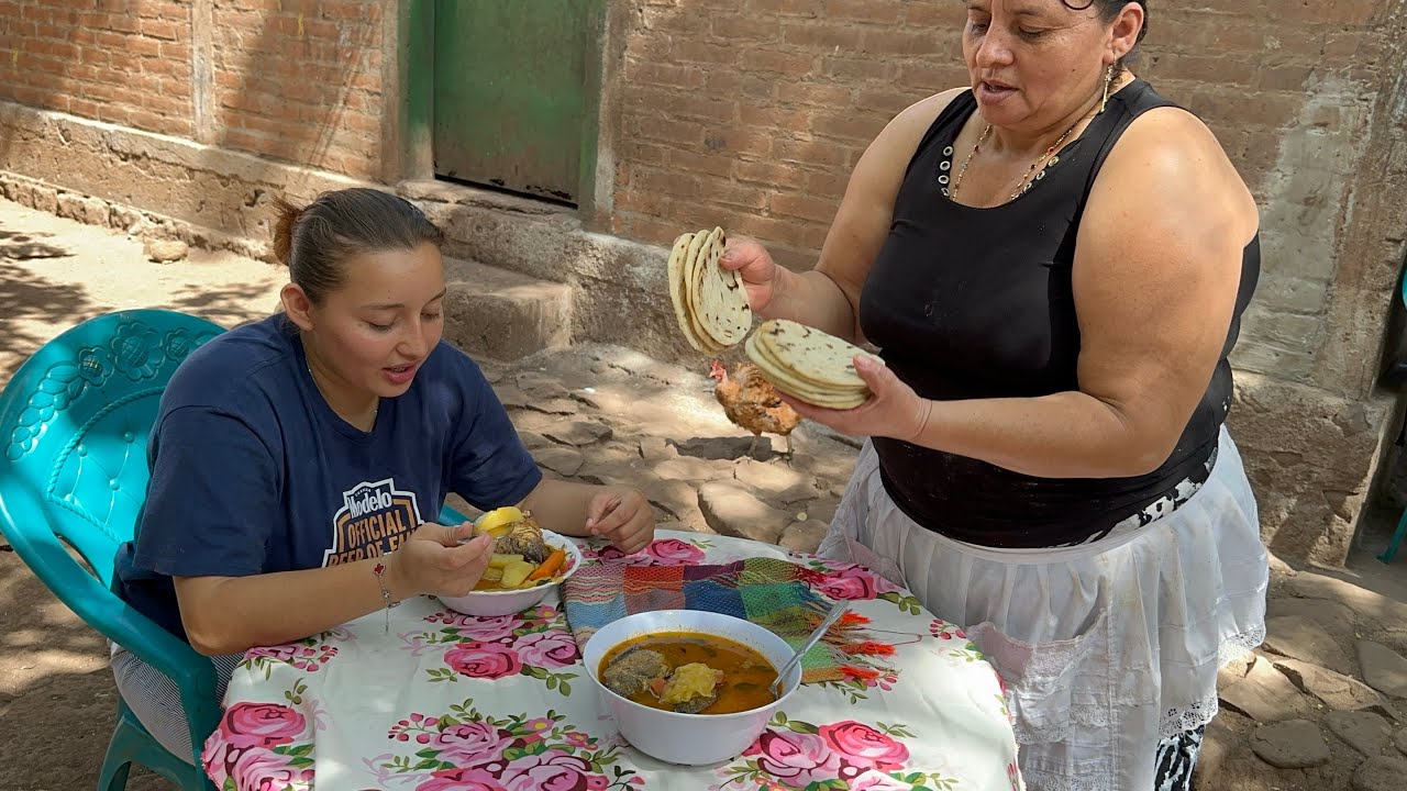 Así Nos Sirvió está Rica Sopa de Pescado, Betty es experta en hacer Sopas