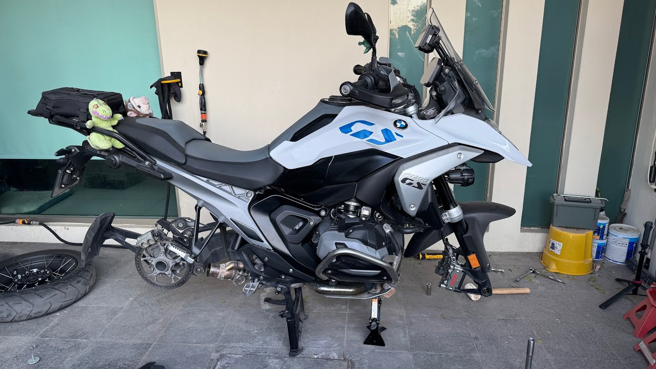 Cómo quitar y poner la llanta trasera - BMW R1300GS (Torques correctos)