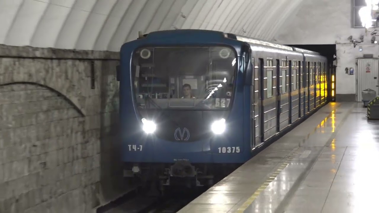 Электропоезд 81-540/541.2 прибывает на станцию метро Старая Деревня, город Санкт-Петербург