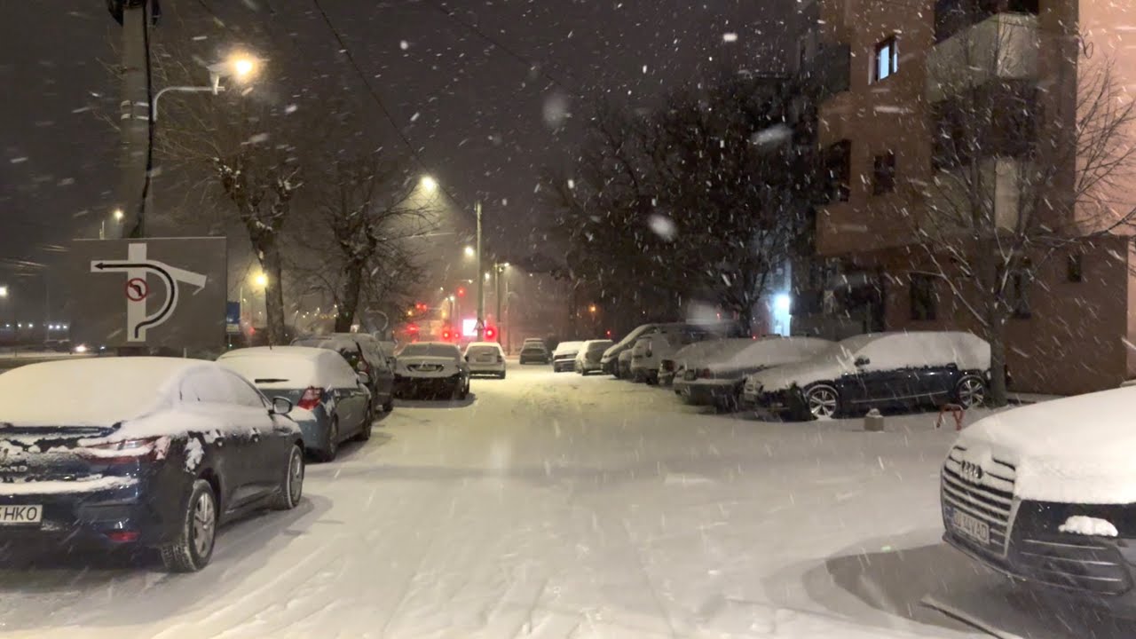 Snowstorm hits Romania ‼️ Craiova city 🚦 Night walk through blizzard ❄️