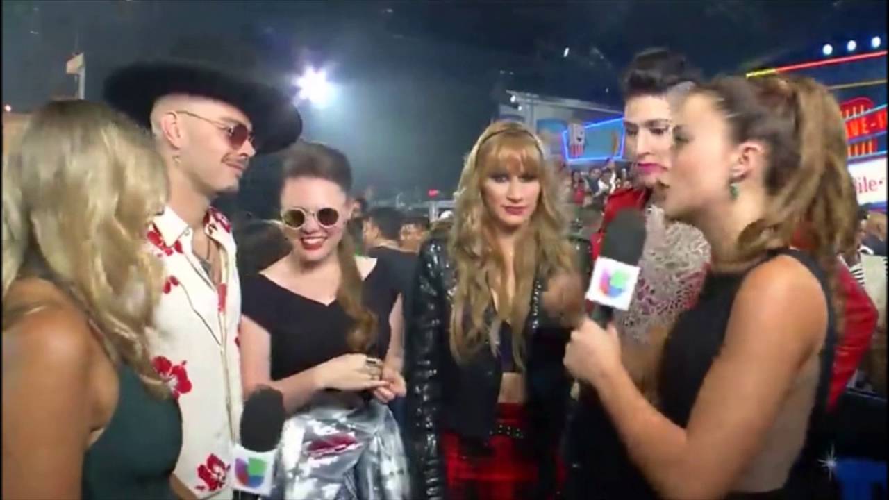 Ha*Ash con Jesse&Joy en la alfombra roja de PJ 2016