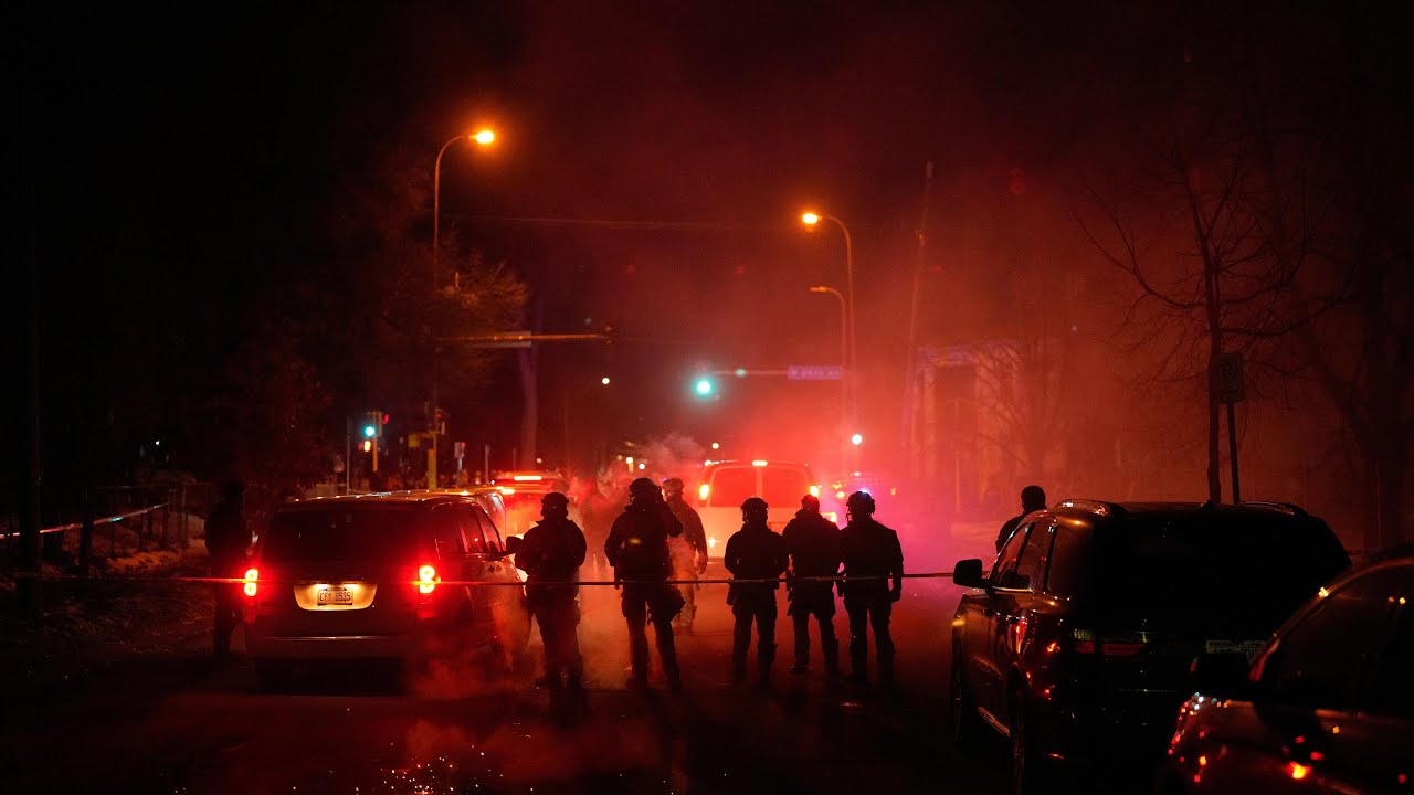 Violent clashes after new shooting involving federal agent in Minneapolis