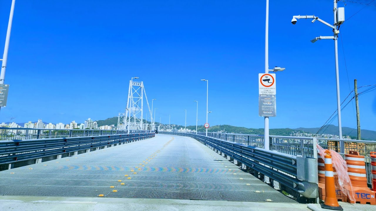 Floripa SC ..Br 101 passando pela Ponte Hercilio Luz.