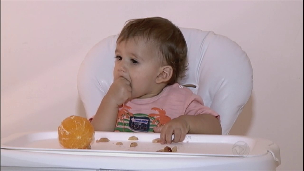 Pais aceitam desafio e decidem dar um alimento diferente por dia para o bebê