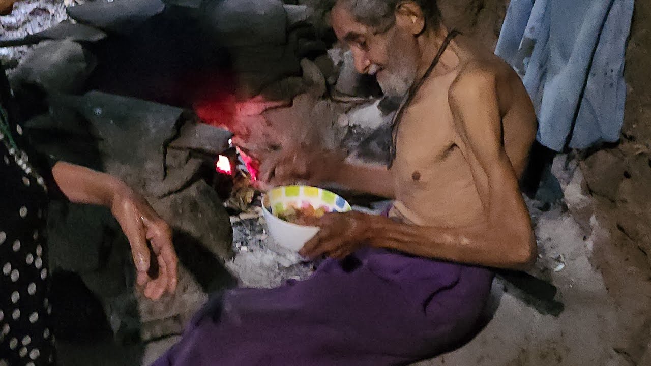 Sólos en una montaña de cabañas vive una pareja de 90 años y todavía trabajan.
