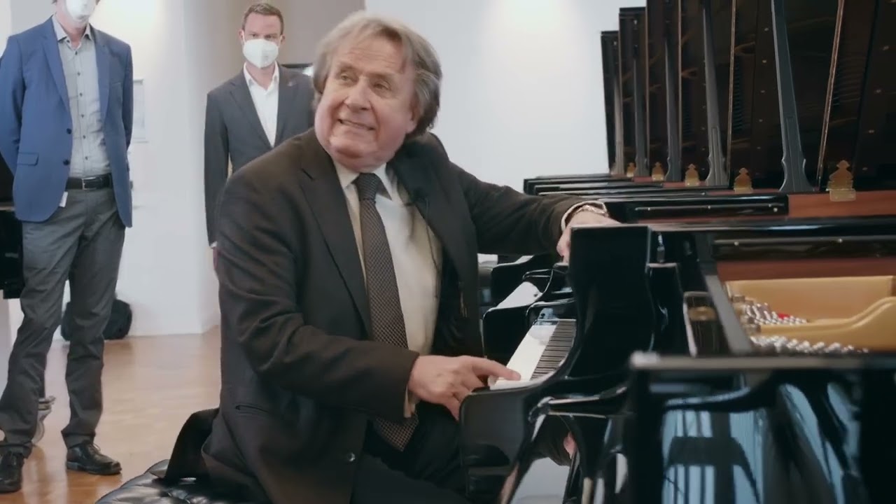 Rudolf Buchbinder wählt den neuen Steinway-Konzertflügel für den Großen Musikvereinssaal [eng subs]
