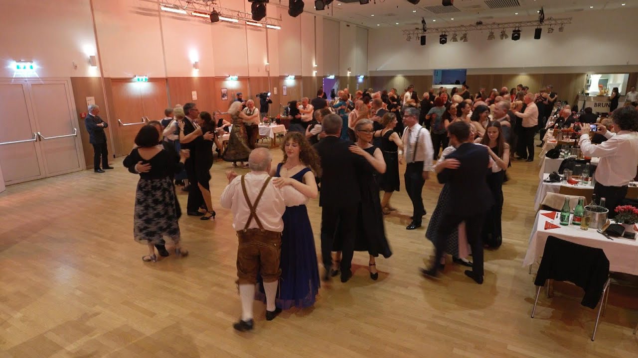 'Der Ball' in Brunn am Gebirge