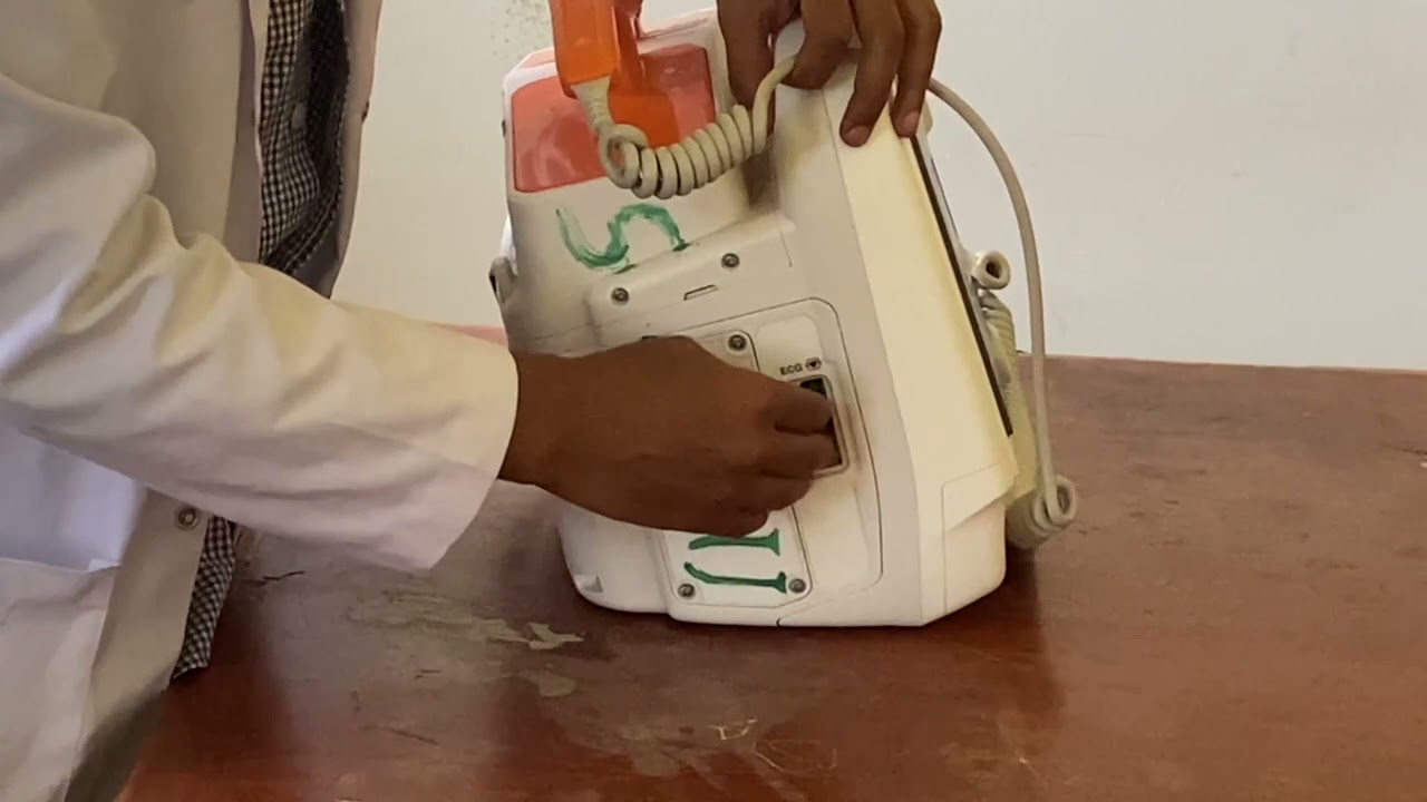 Manual defibrillator