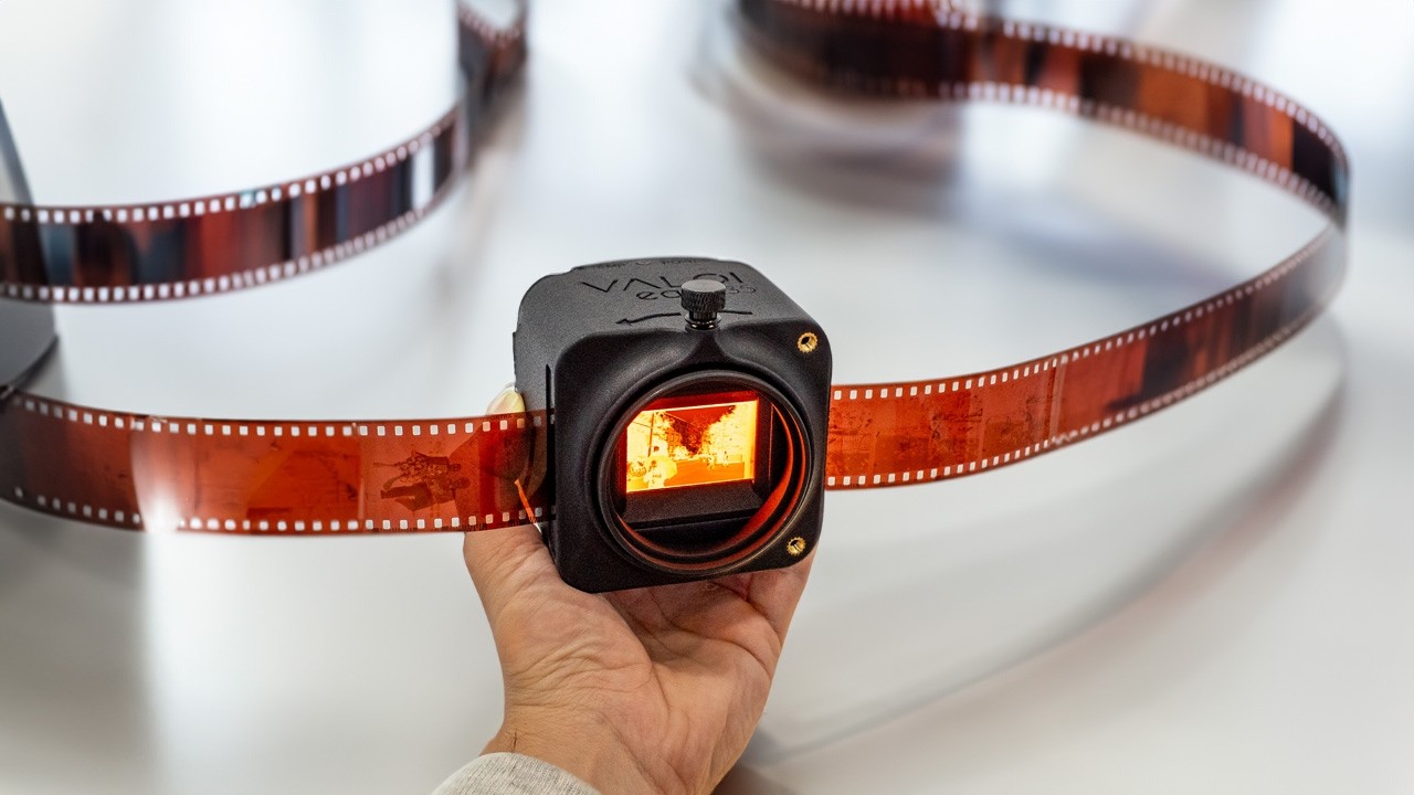 Самый простой способ сканирования фотопленки — обзор Valoi Easy35.