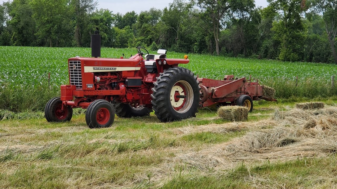 Raking and baling pasture hay with IH and New Holland