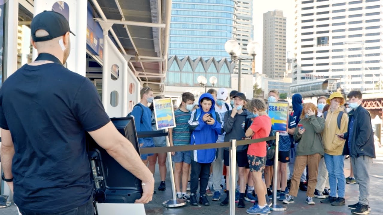 Vegan 'Extremist' Interrupts Sydney Sealife Aquarium