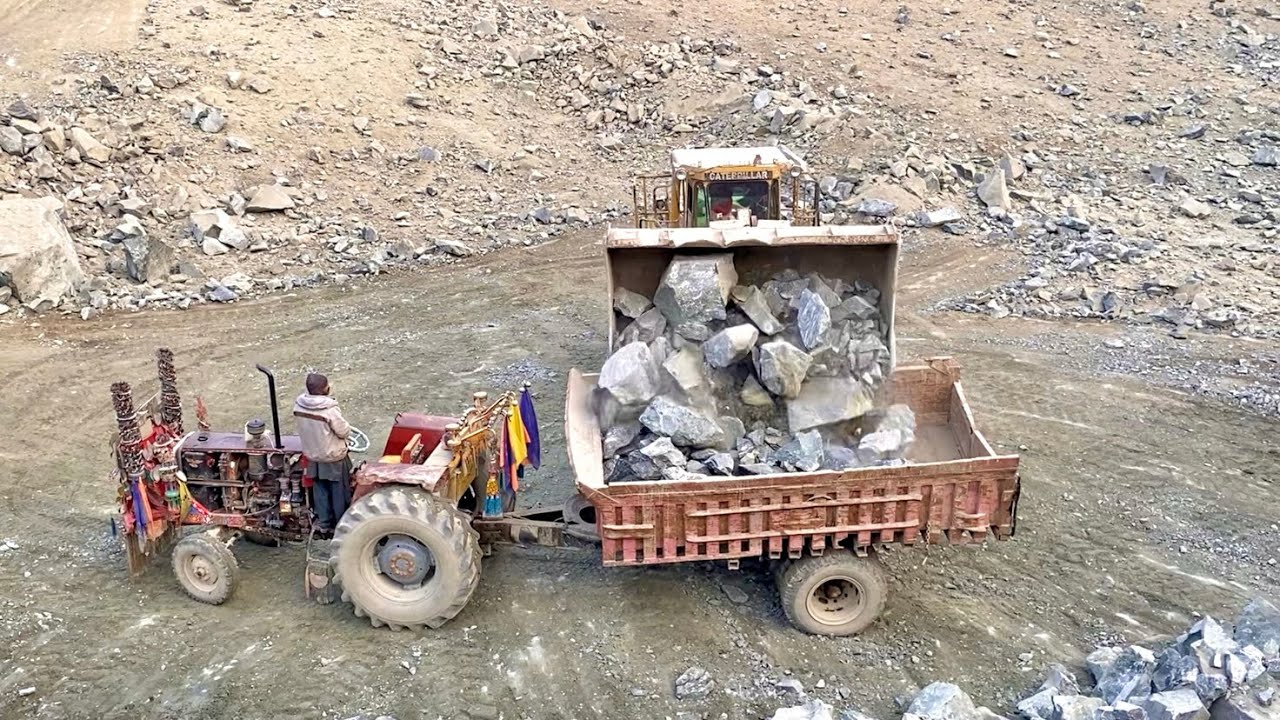 Very Biggest Stone 😳 The powerful Caterpillar 966 loaded for dumptruck 🗯️