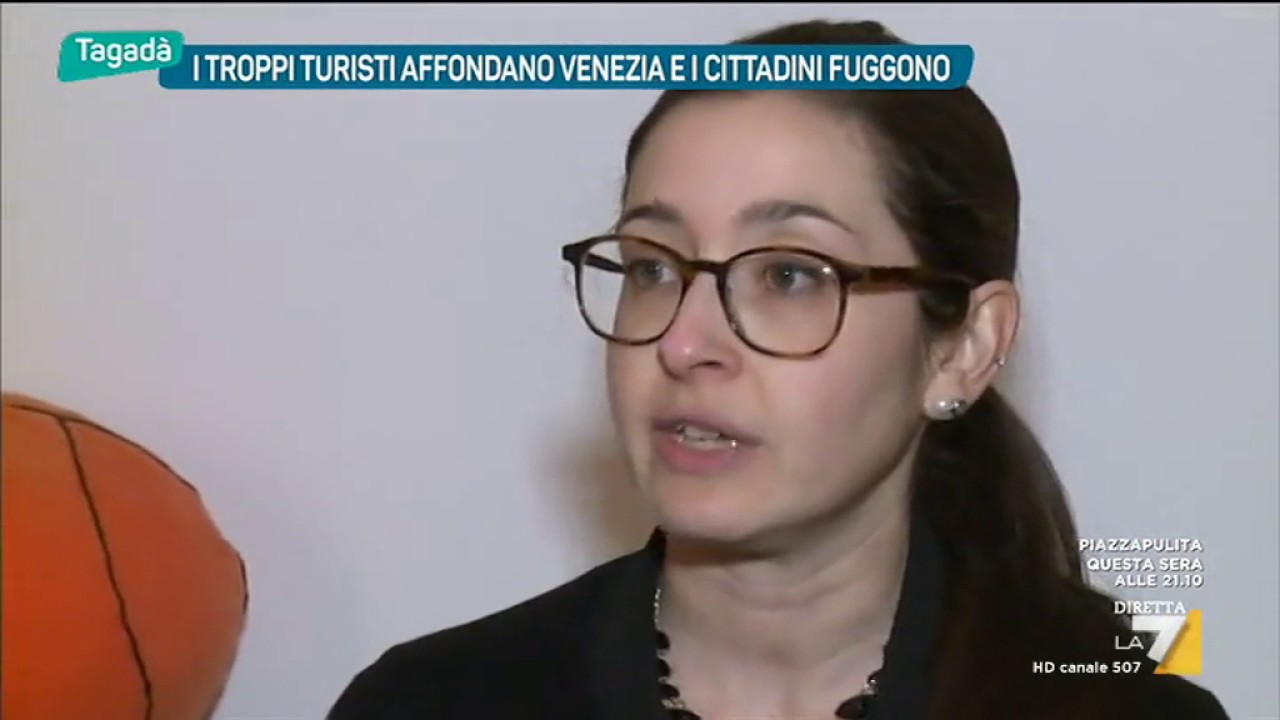 I troppi turisti affondano Venezia e i cittadini fuggono