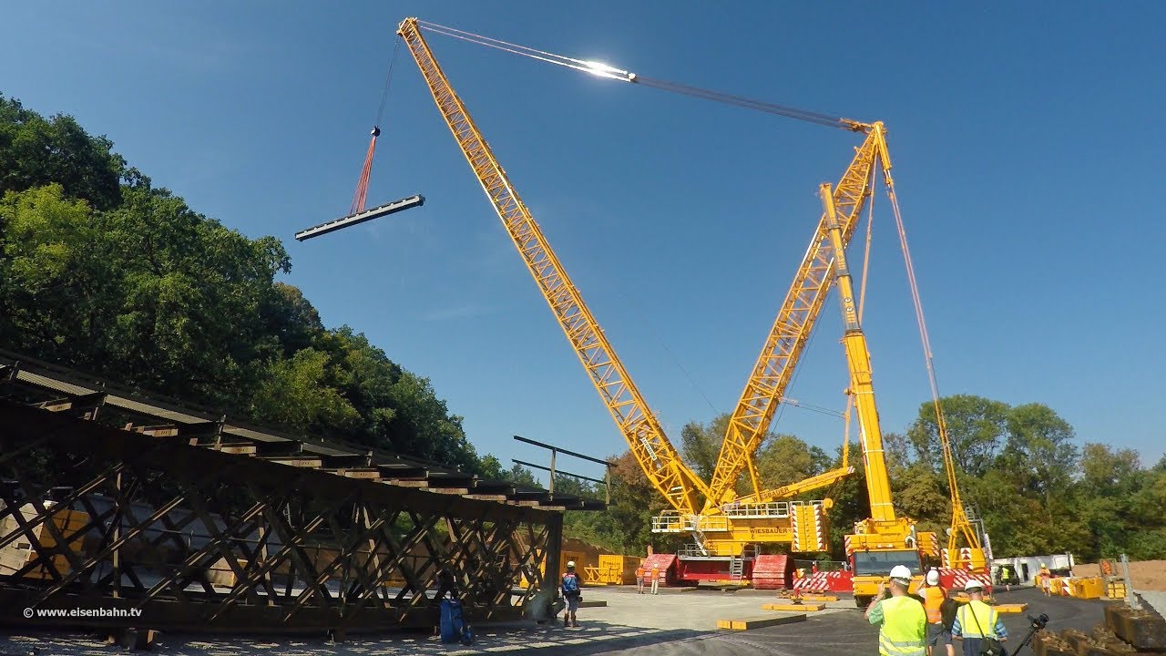 Deutschland größter Raupenkran hebt Eisenbahnbrücke ein