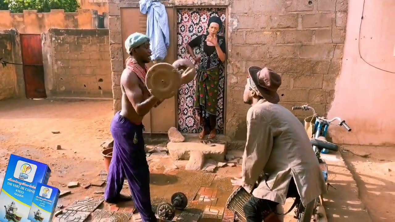 Le Fou Woroli, Khassa et son père en combat de Bras de Fer avec Tô et le champion Fètè