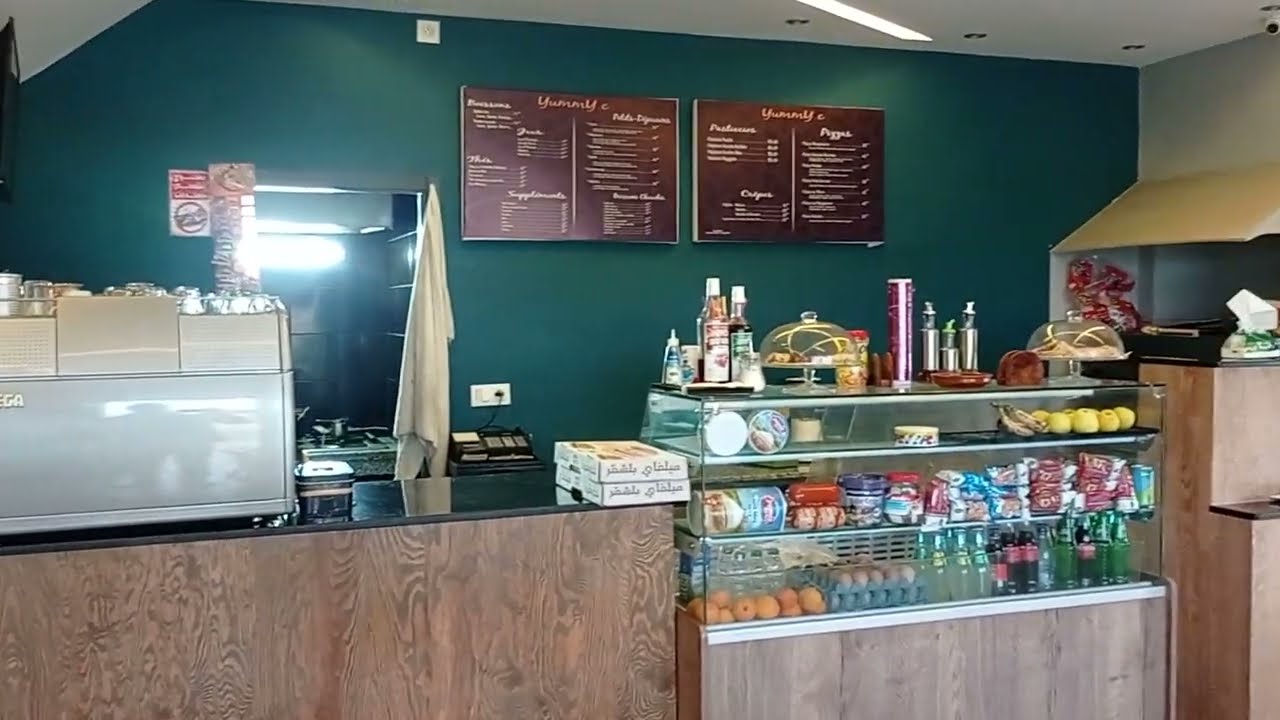 مقهى للبيع بمدينة أصيلة وسط المدينة مجهزة بالكامل في مكان جد محترم 0719579843