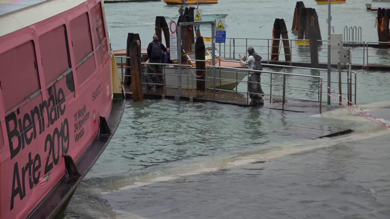 Acqua alta a Venezia, in arrivo una nuova marea: le sirene suonano ancora