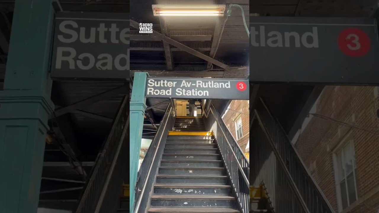 Man stabbed in back in unprovoked Brooklyn subway attack; suspect at large