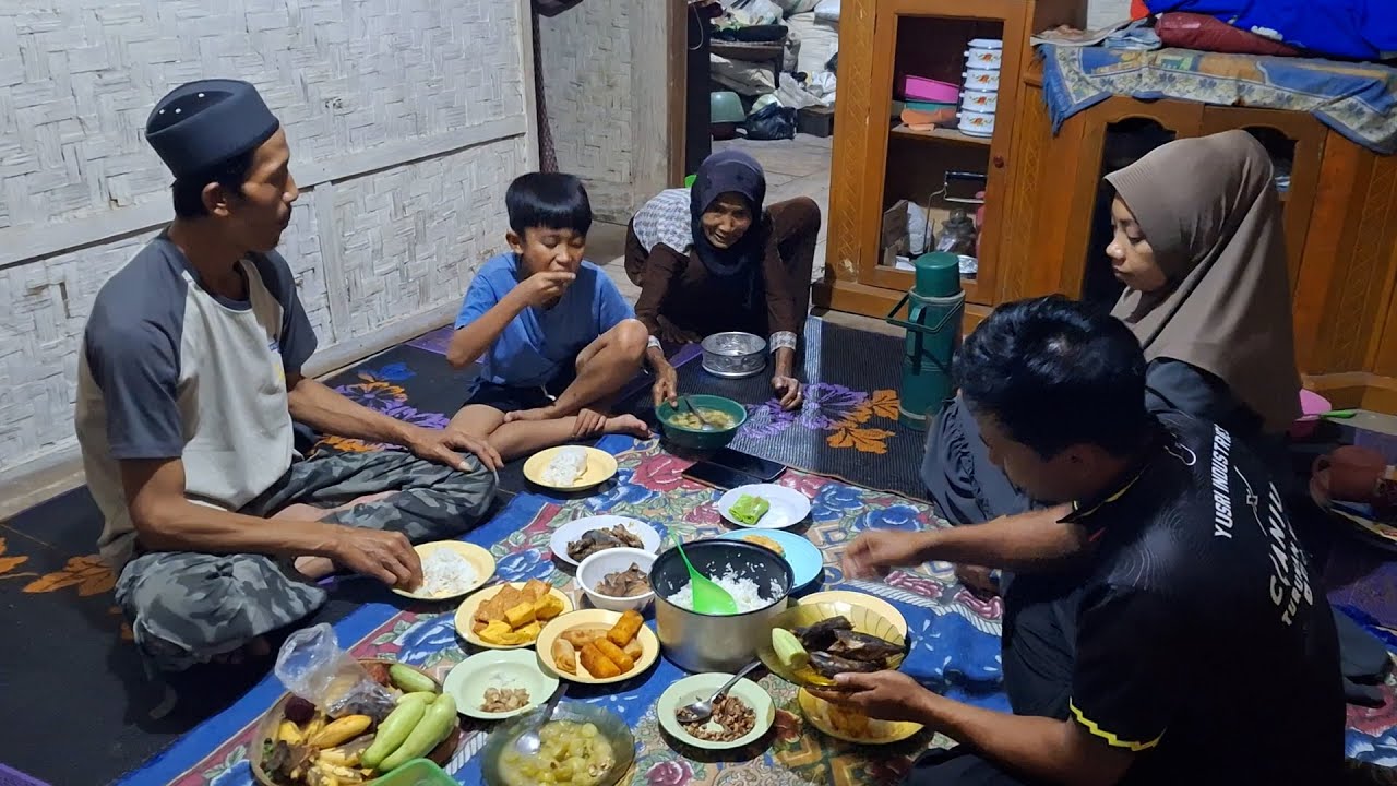Hidup di desa, Menginap di rumah emak, buka dan sahur bersama terasa kehangatanya