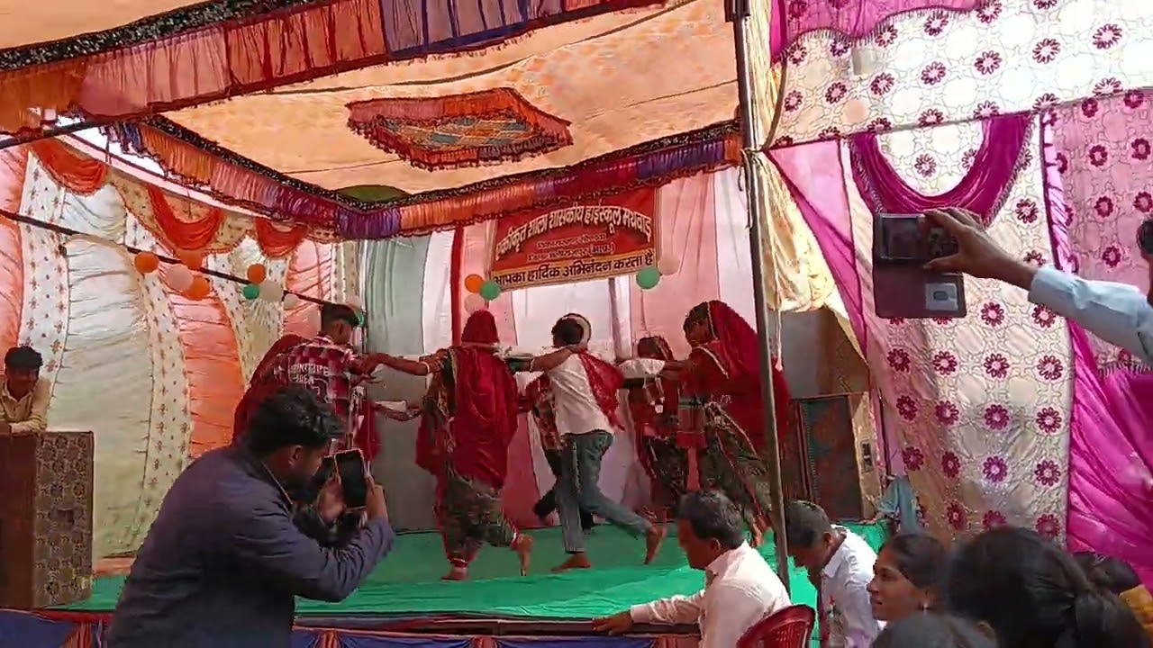 गणतंत्र दिवस पर  हाई स्कुल मथवाड़ में बच्चों ने आदिवासी डांस किया।