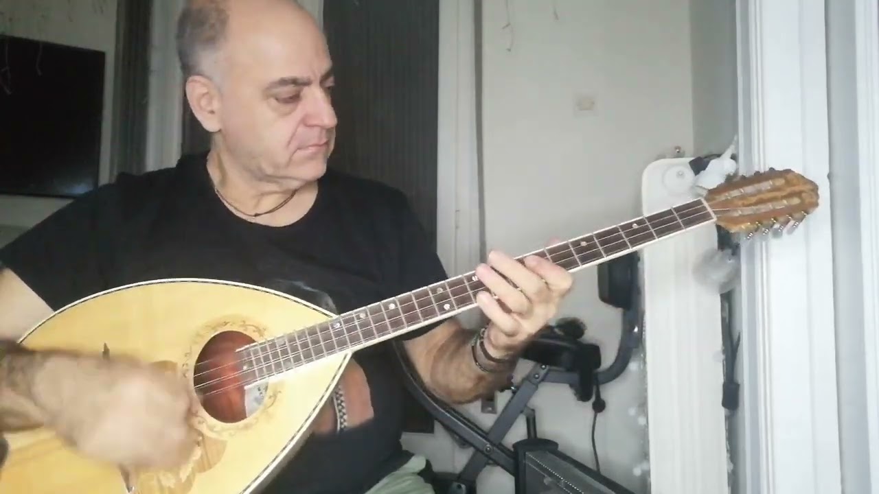 Η Συννεφιασμένη Κυριακή του Τσιτσάνη / Μανώλης Καραντίνης