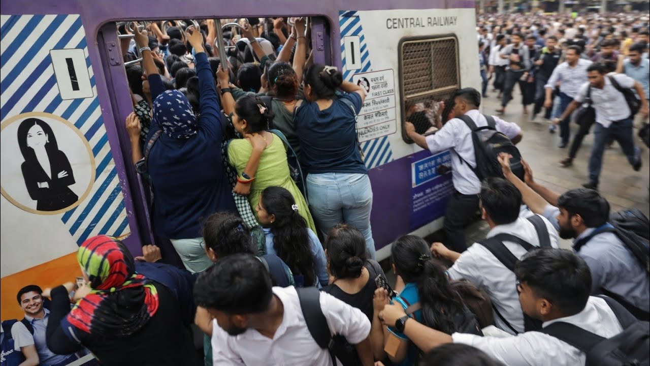Mumbai me pahli baar aayi aur pahle din he train me latak gayi, asi dhakka mukki hui ki ab nhi aaugi
