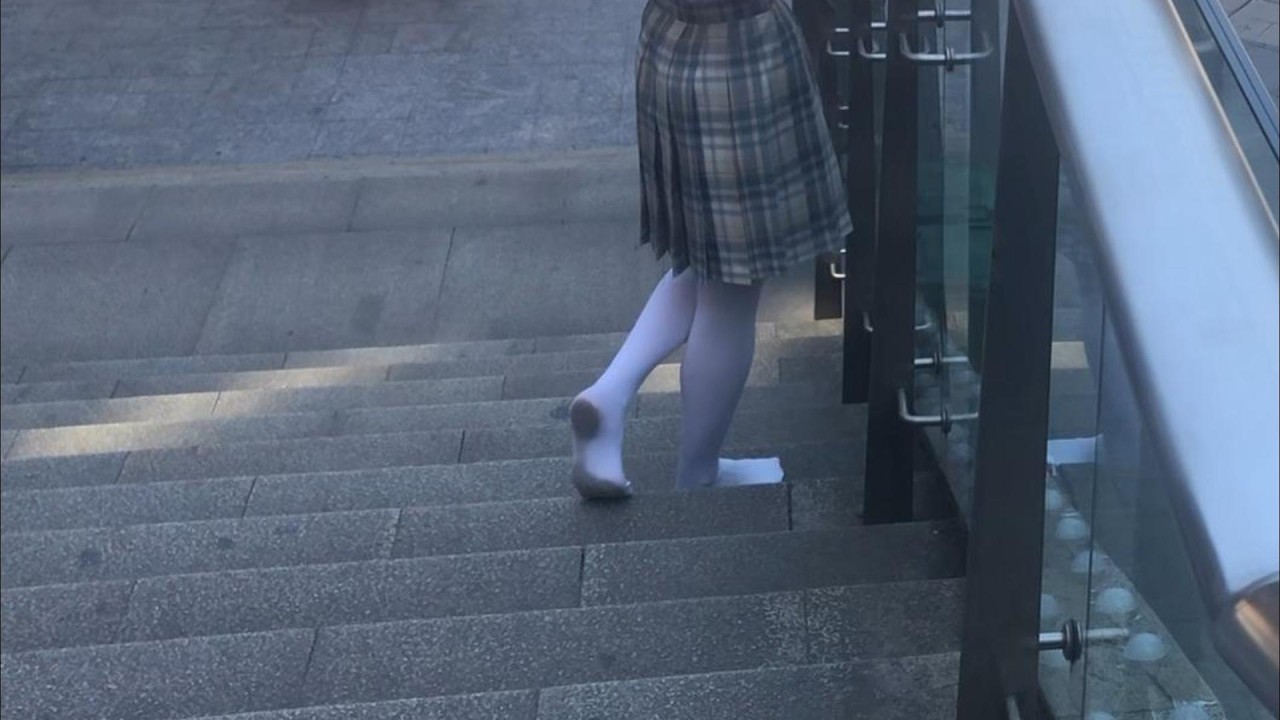 Louie only wore white stockings when she went shopping, and her soles became black and dirty