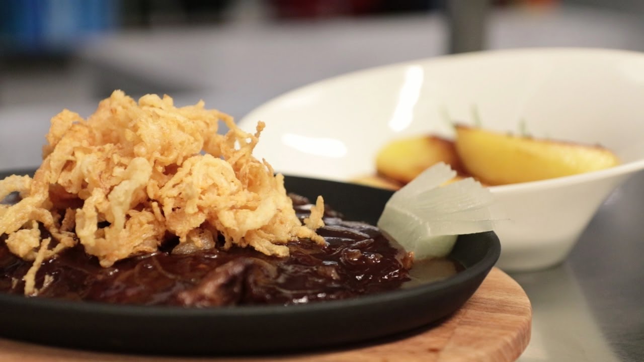 Rezeptvideo: Wiener Rathauskeller Zwiebelrostbraten