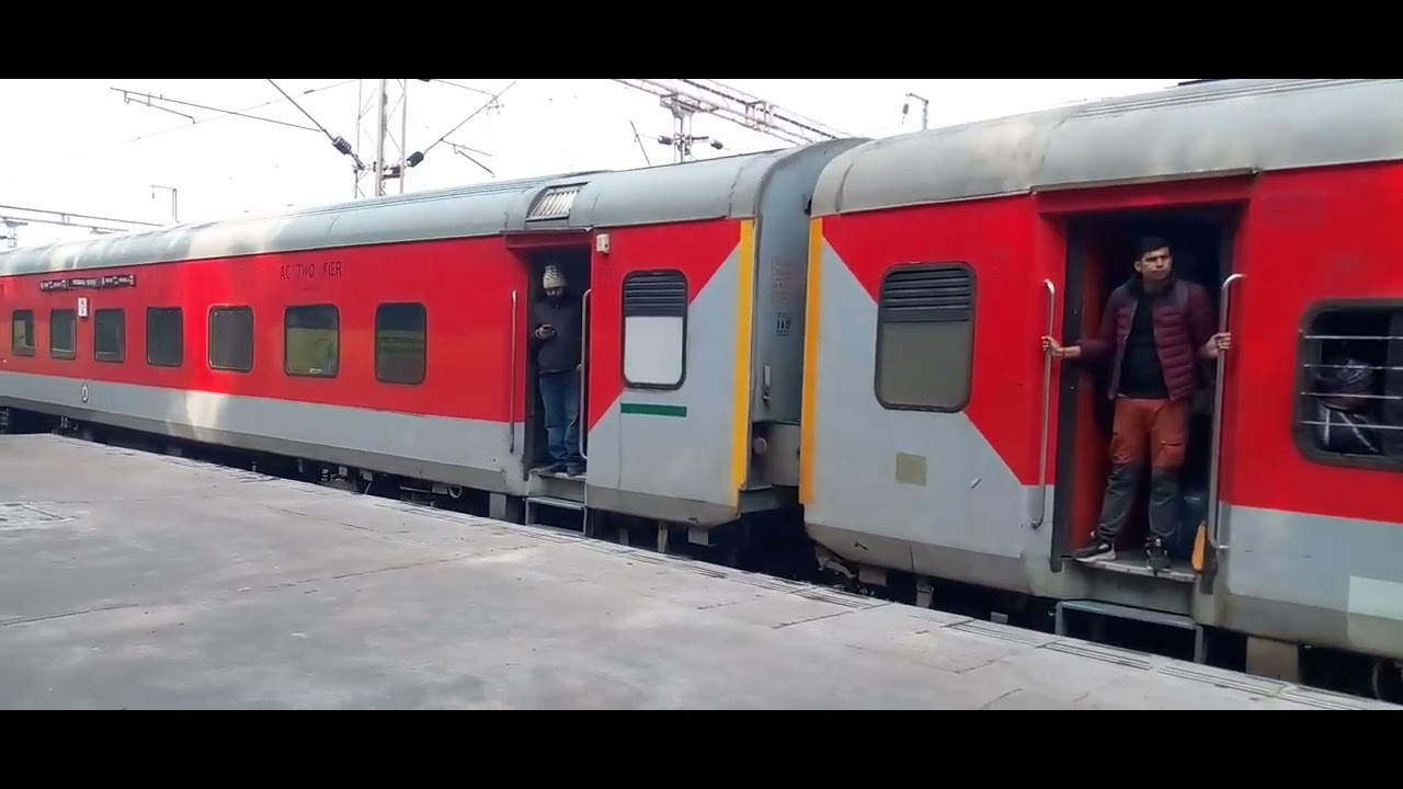 12418 New Delhi- Prayagraj Prayagraj Express Arrived it's Destination Prayagraj Jn PF No- 01