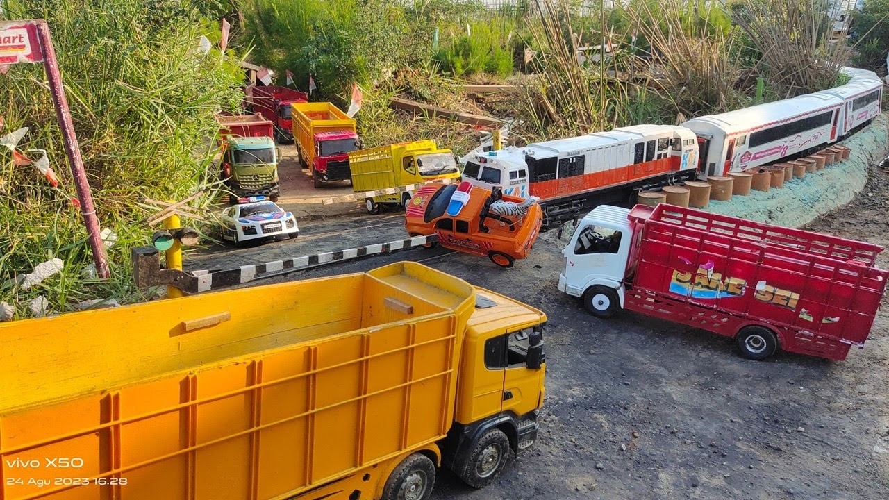 Keluar Masuk Terowongan Kereta Api panjang Lokomotif cc201 Oleng di Jembatan