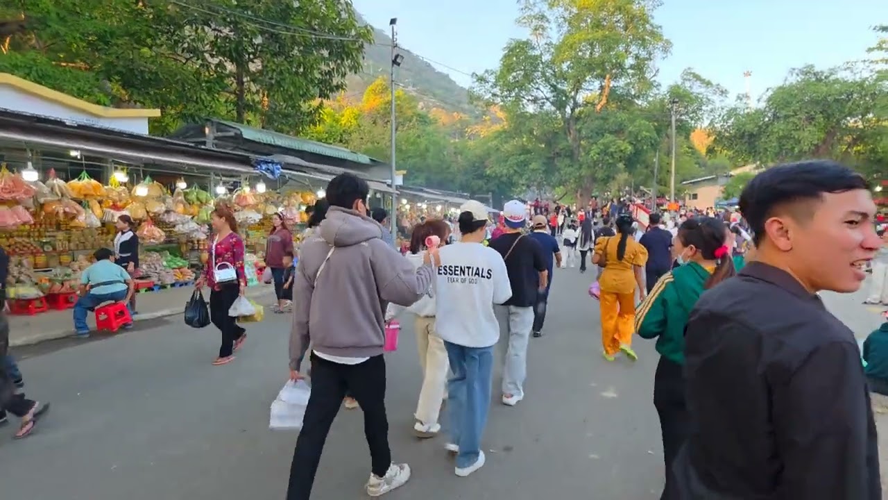 Hàng Trăm Ngàn Người Đổ Về Để Xem Chương Trình Nghệ Thuật Đặt Biệt Tối Nay